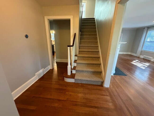 Building Photo - 208 Woodland Dr
