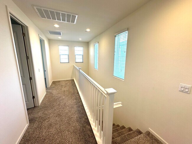 Building Photo - Natomas 3 Bedroom Home with a loft for rent!