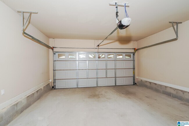 Building Photo - 825 Clover Ave
