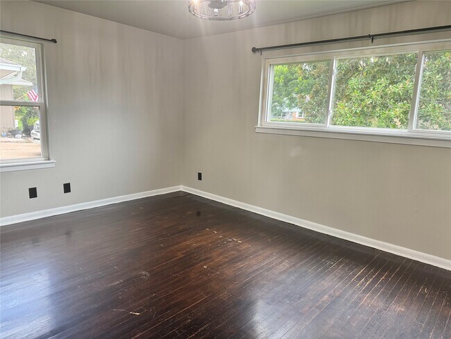 Building Photo - 603 Center Way