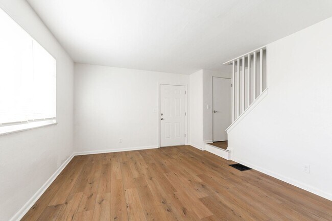 Building Photo - 4040-4042-4042 Halsey Pl