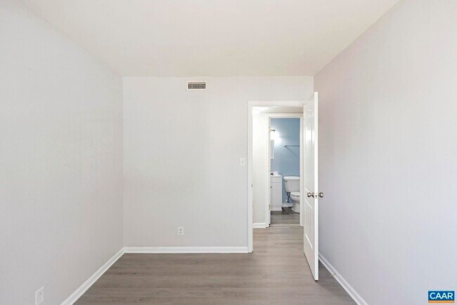Building Photo - 1217 Villa Ln