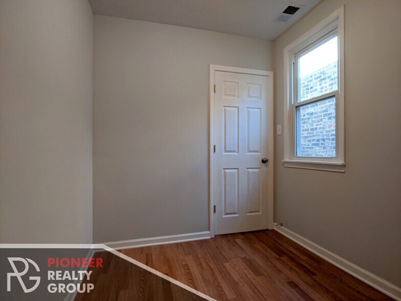 Building Photo - 1520 W Melrose St