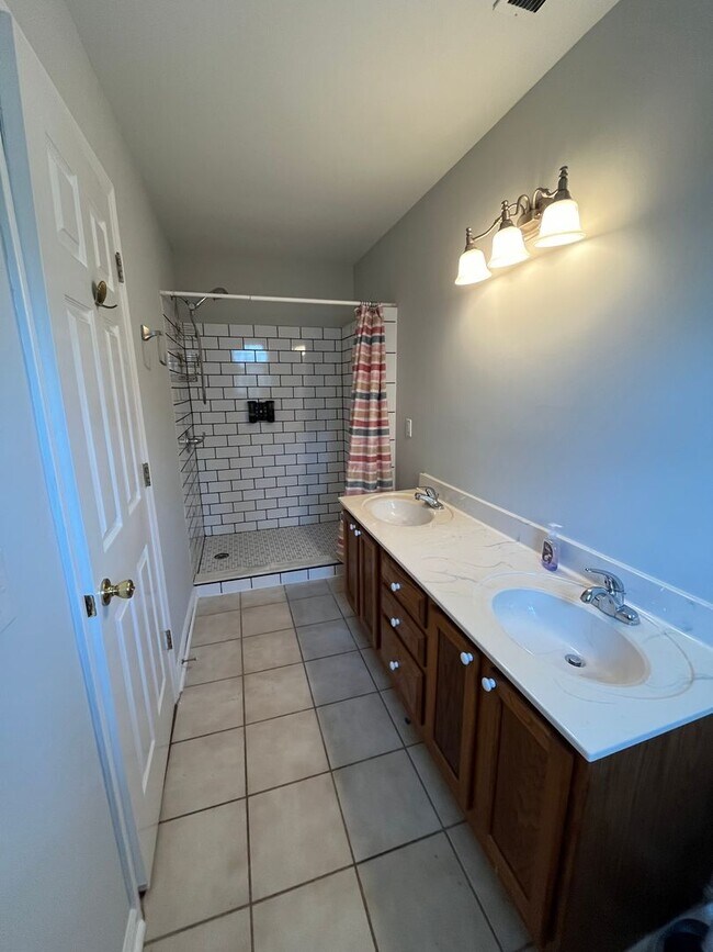 Building Photo - Discover this well-maintained 3-bedroom, 2-bath home in Wilmington, NC