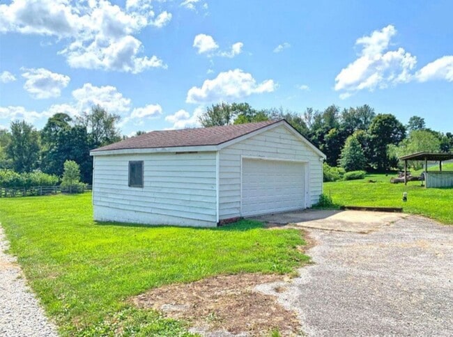Building Photo - Country living at its finest!