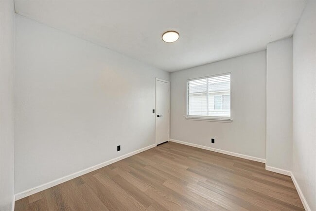 Building Photo - 125 Holland St