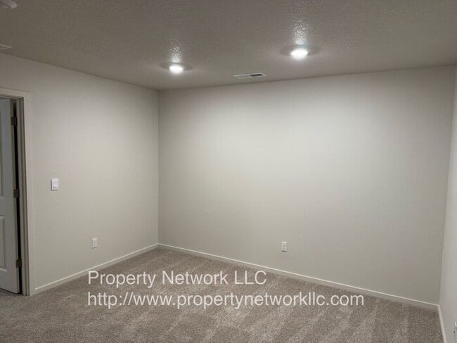 Building Photo - New 3 Bedroom Gresham Townhouse