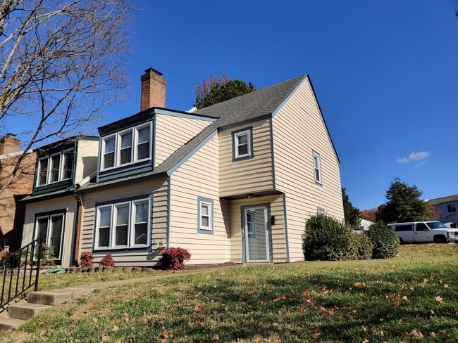 Primary Photo - 3 bedroom townhouse