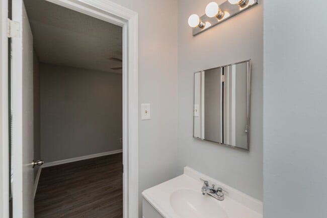 Building Photo - 3 bed/1.5 bath single-family home, with en...