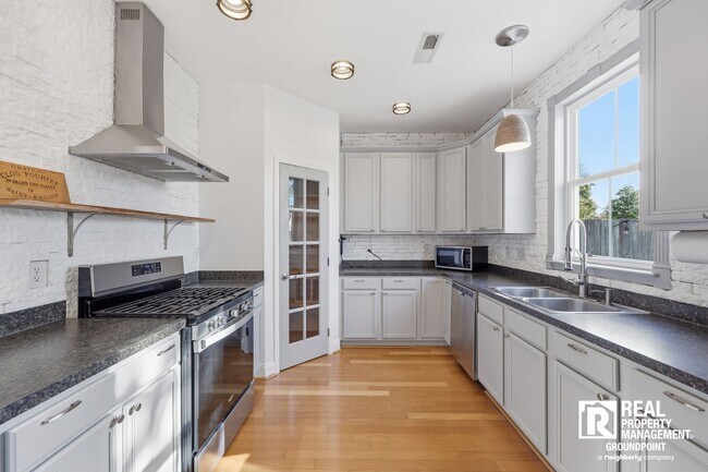 Building Photo - 4BR | 2.5BA | Balcony | Fenced Yard