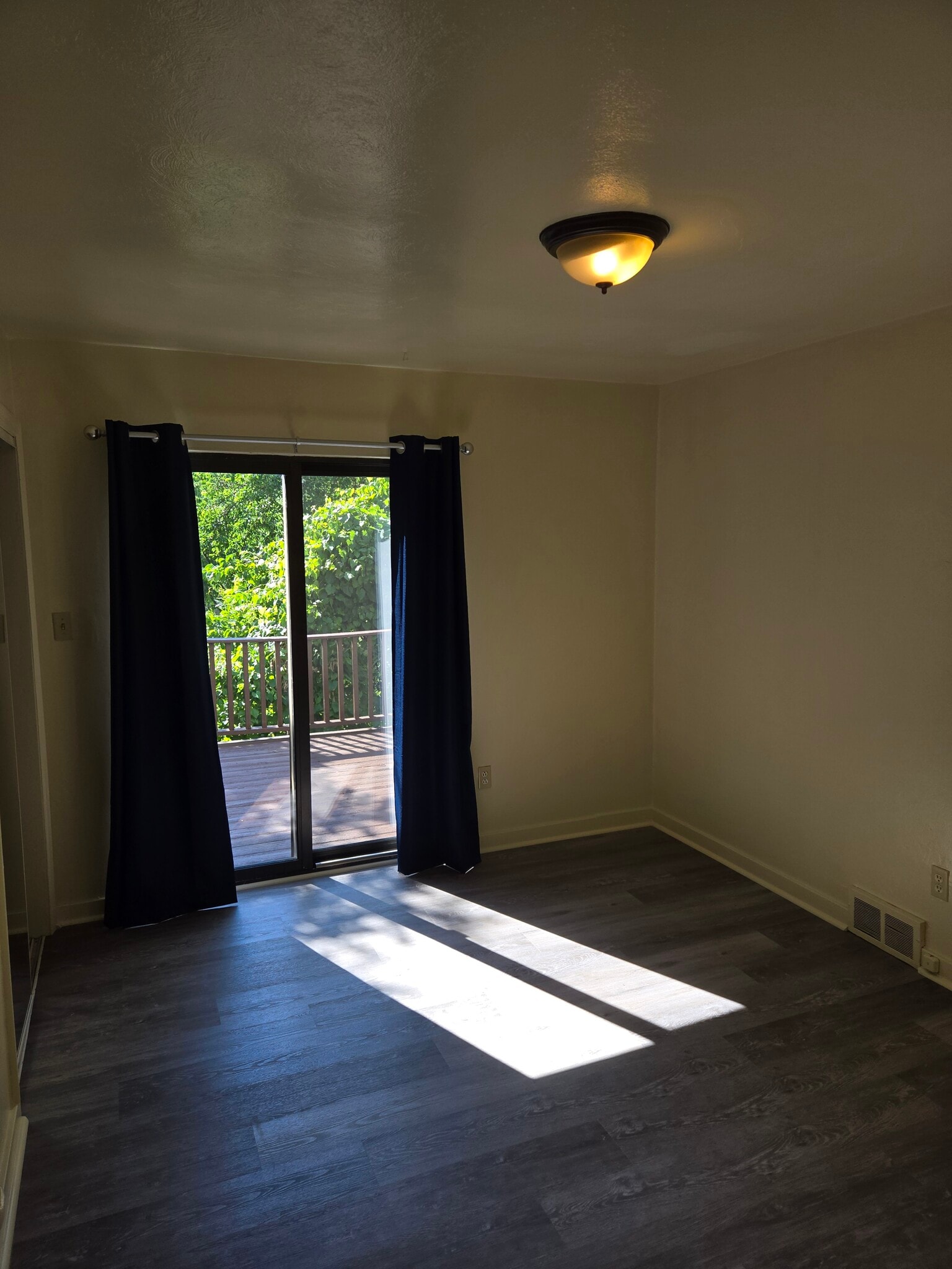 Building Photo - 2064 Dartmore St