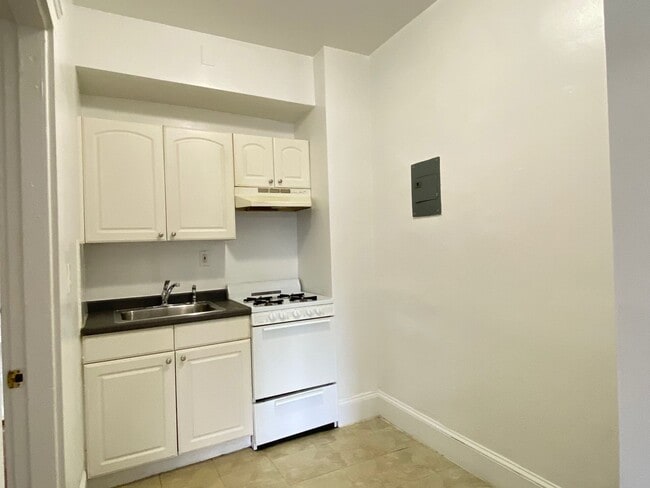 Building Photo - Nice, large 1 bed in a prime location in Allston.