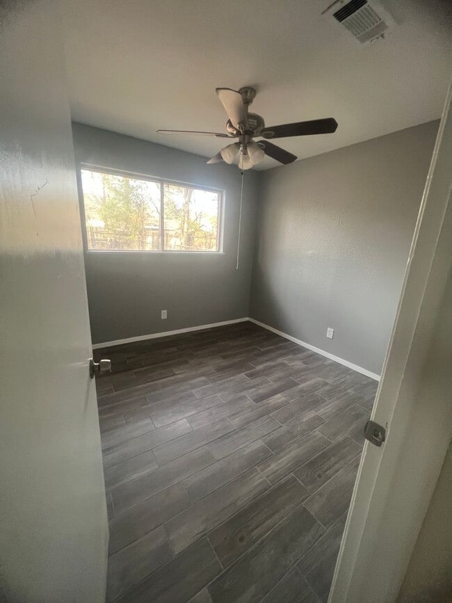 Building Photo - New Listing in Southern Hills