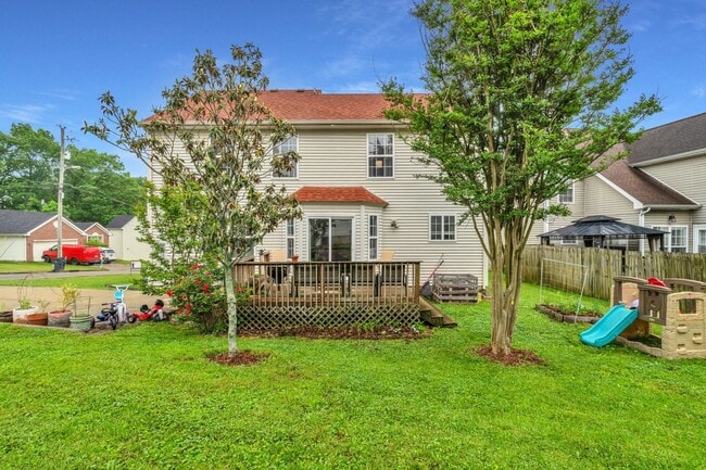 Building Photo - Three bed two bath home with 2 car garage. Less than 7 miles from airport & close to Percy Priest...