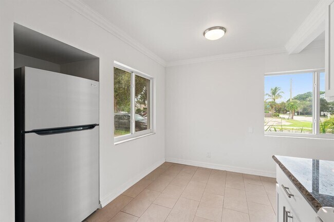 Building Photo - 5715 N Flagler Dr