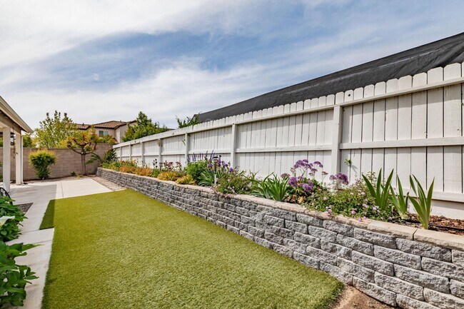Building Photo - Amazing 3 Bedroom+Flex Room/2 Bath/3 Car G...