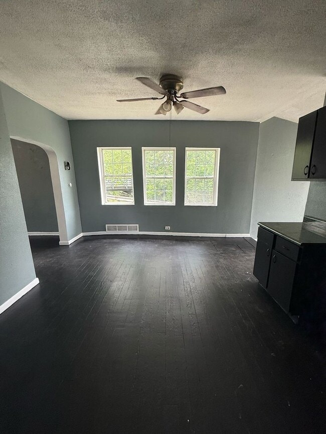 Building Photo - 3 bedrooms 1 bath