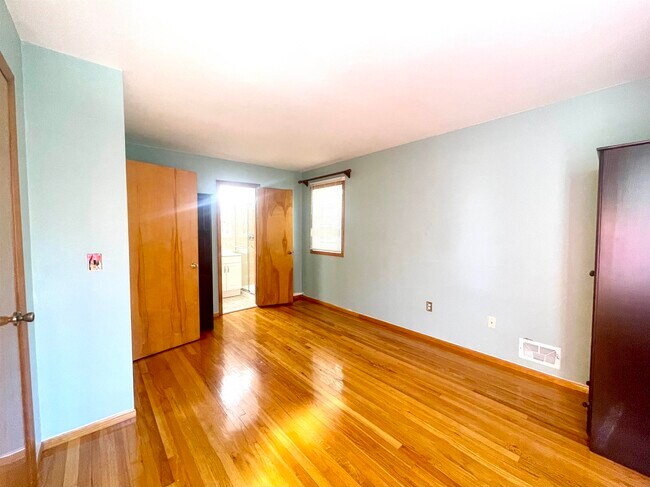 Building Photo - 57 Isabella Ave
