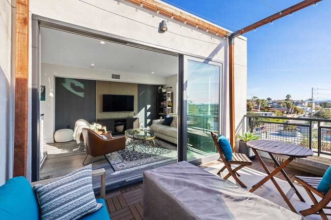 Building Photo - Beautiful upgraded 3 bedroom townhome with 2 car garage!
