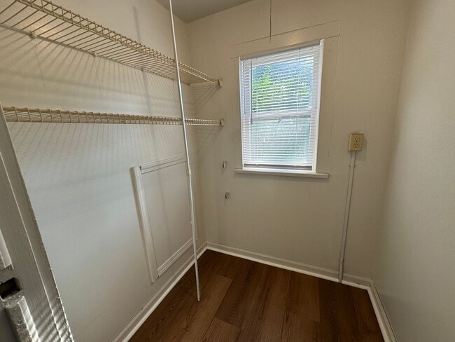 Building Photo - Charming Updated 2 Bedroom Home with New F...