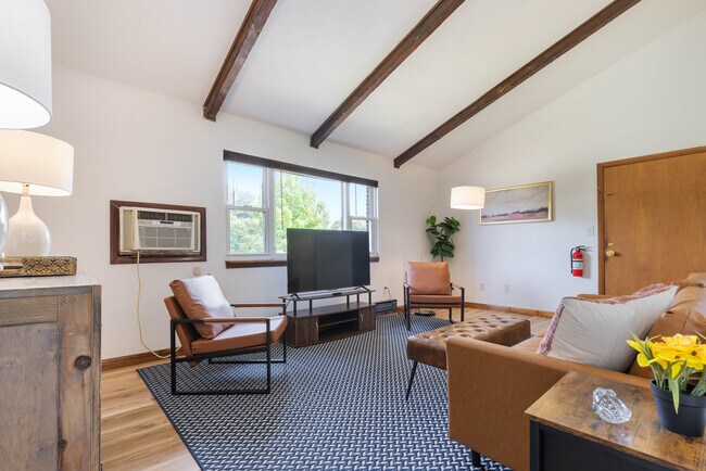 Primary Photo - Strawberry Hill Apartments