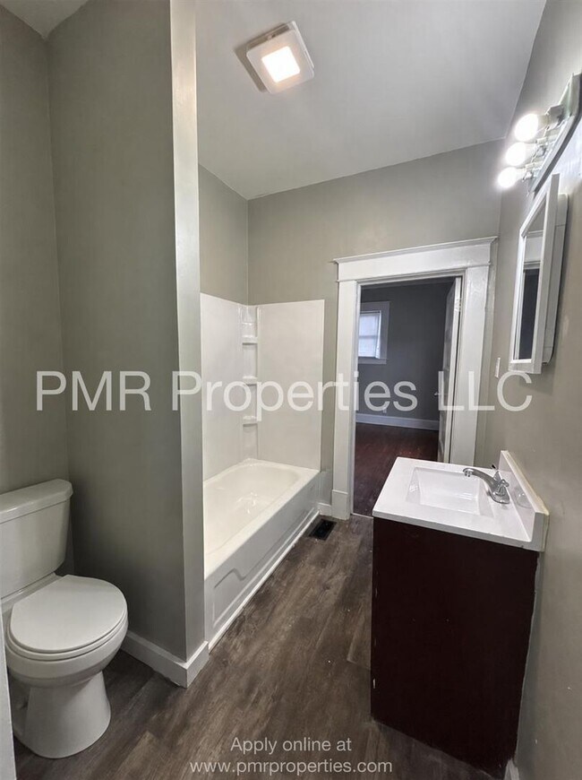 Building Photo - 2 Bedrooms / 1 Bathroom House