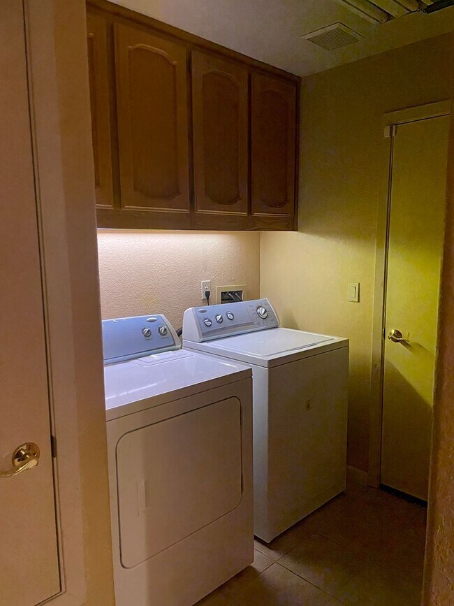 Building Photo - BEAUTIFUL 2 STORY IN FOLSOM WITH 4 BED, 3 ...