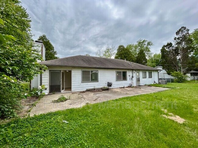 Building Photo - 825 Sweetbriar Ave