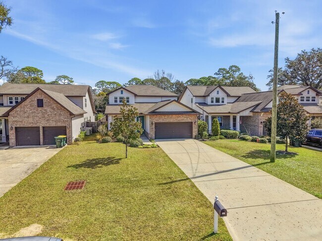 Building Photo - Stunning 4 Bedroom Home with Solar Energy & Private Pool!