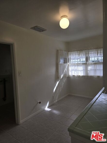 Building Photo - 6243 S Fairfax Ave