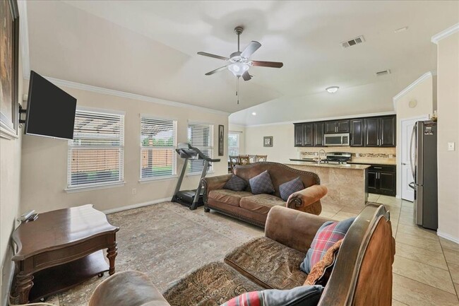 Building Photo - 300 Briar Park Dr