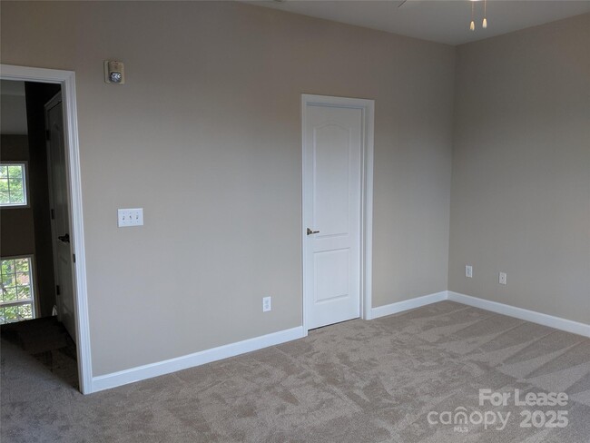 Building Photo - 116 Town Center Dr