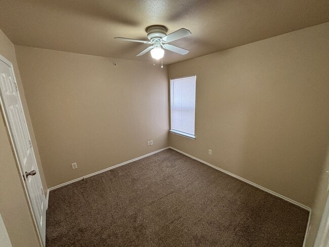 Building Photo - Fantastic 2-Story Townhome with 1-Car Gara...