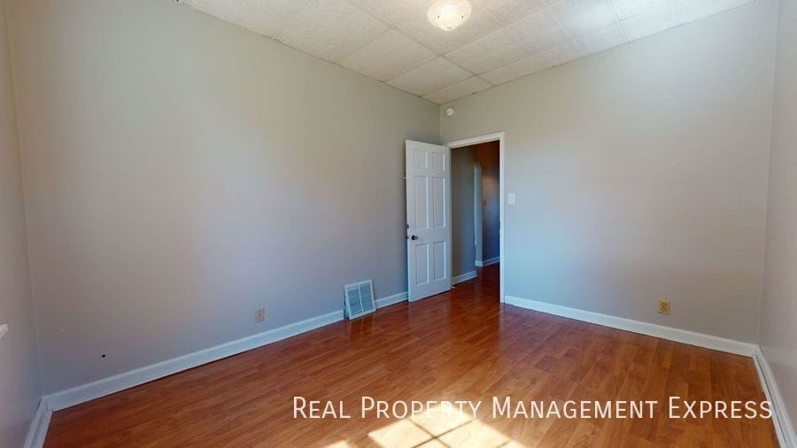 Building Photo - Renovated 2 Bedroom 1 Bathroom Home w/ Sin...