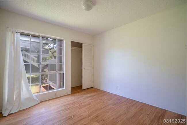 Building Photo - Bright and Cozy 2BR/1BA/1PKG unit in Royal...