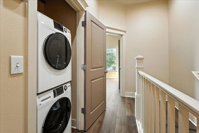 Building Photo - Versatile Townhome: Perfect for Live/Work ...