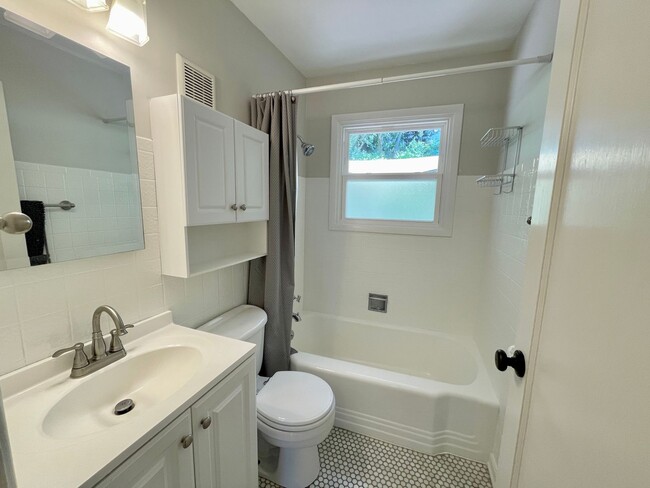 Building Photo - Charming Montavilla 4-bed Updated Cottage ...