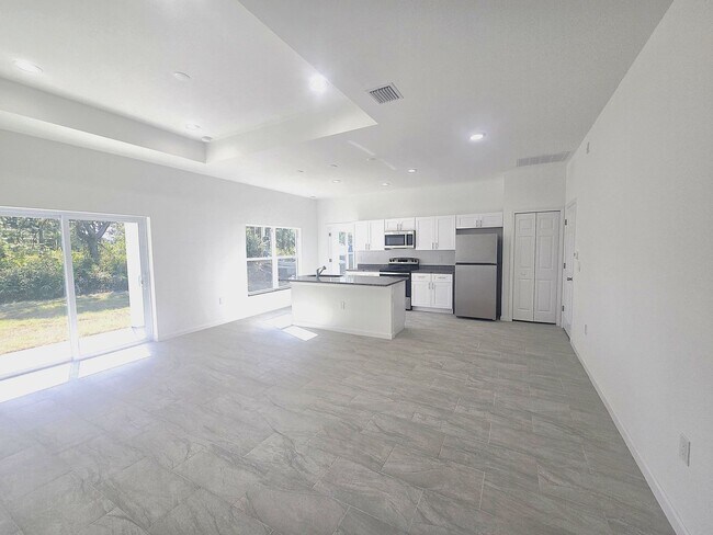 Building Photo - Brand New 4/2/2- South Lehigh Acres