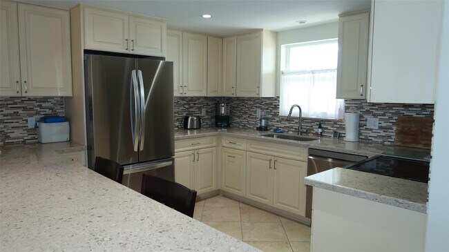 Building Photo - 1051 Hillsboro Mile