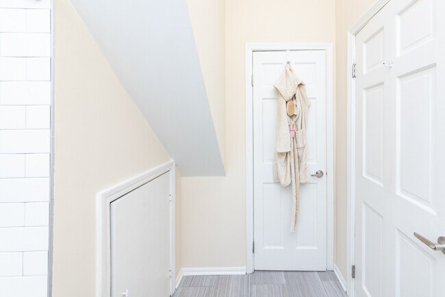 Building Photo - 1431 W Belmont Ave