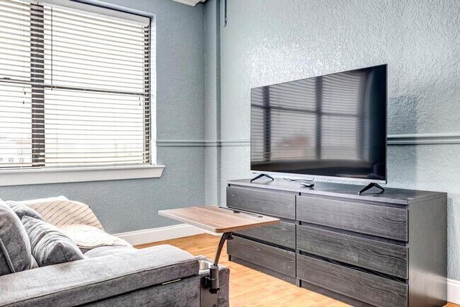 Building Photo - 311 W Ashley St