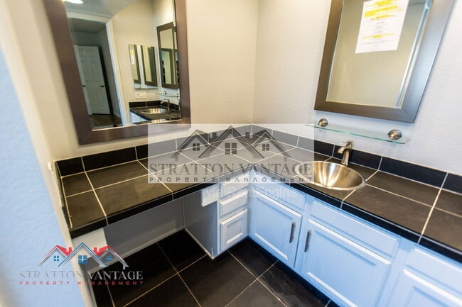 Building Photo - 310 E Bluebell Ln