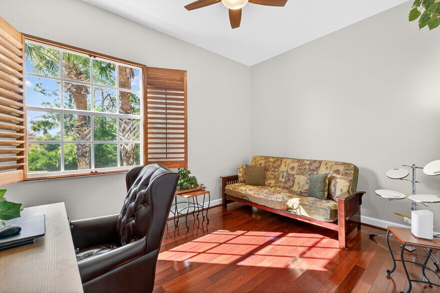 Den 3rd possible sleeping - 8943 Greenwich Hills Way