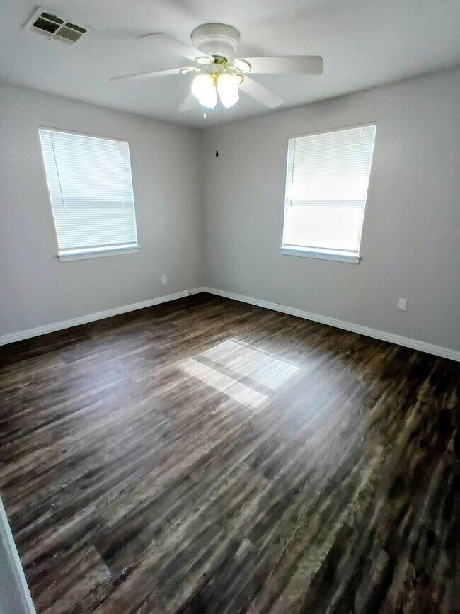 Building Photo - Epperly Heights School- FIRST FULL MONTH FREE, HAPPY HOLIDAYS!