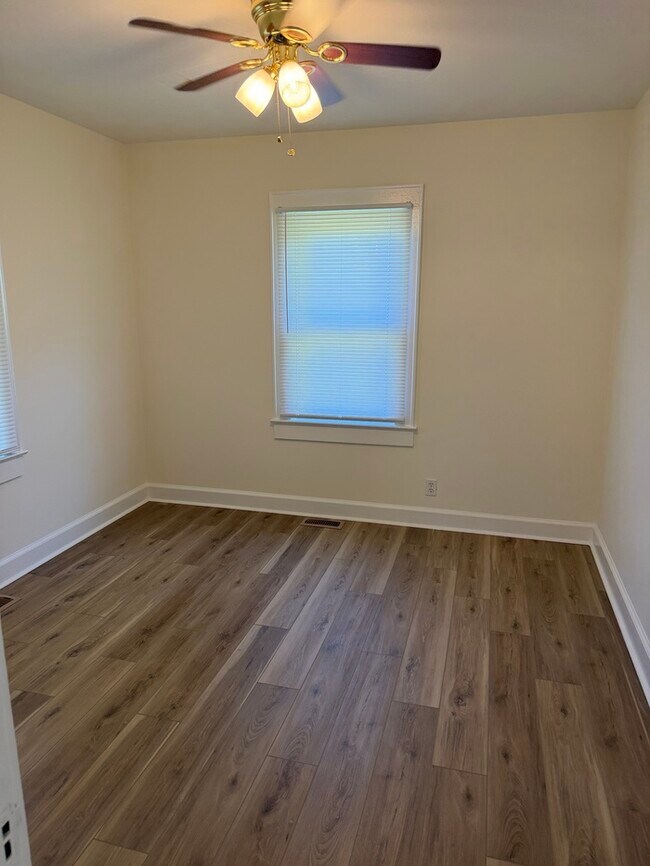 Building Photo - 823 Bristol Dr