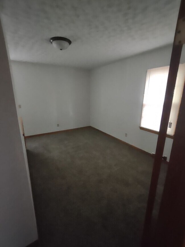 Building Photo - Awesome 3 bedroom 1 bathroom home recently remodeled in Junction City!!
