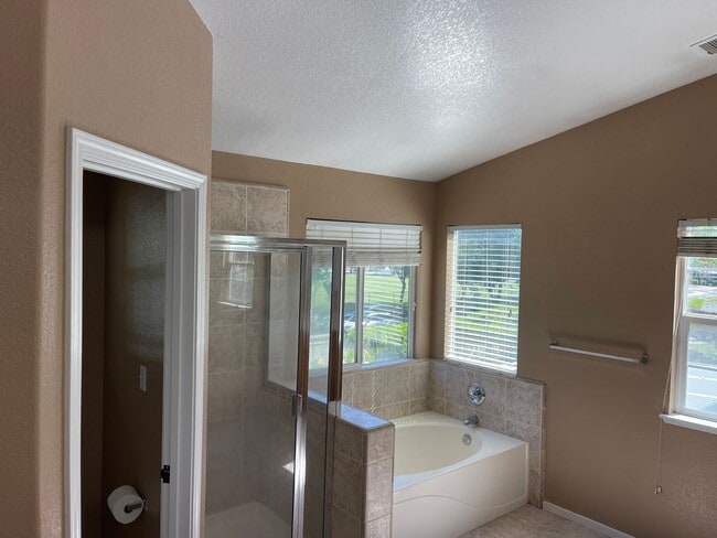 Building Photo - Fresh and Modern 4-Bedroom Home