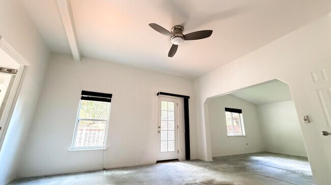 Building Photo - 25001 Rim Rock Rd