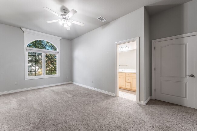 Building Photo - Stunning Townhome