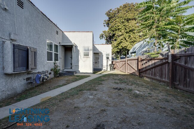 Building Photo - 6415 S Van Ness Ave